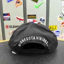 Load image into Gallery viewer, BNWT Gorra Minnesota Vikings 1993 AMCAP Vintage
