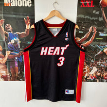 Cargar imagen en el visor de la galería, Camiseta Miami Heat Road 2004-08 Dwayne Wade #3 Champion Vintage - L/XL
