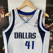 Cargar imagen en el visor de la galería, Camiseta Dallas Mavericks Home 2000-03 Dirk Nowitzki #41 Champion Vintage - XS/S
