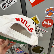 Carregar imagem no visualizador da galeria, BNWT Gorra Chicago Bulls 1994 Logo7 Vintage
