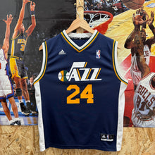 Cargar imagen en el visor de la galería, Camiseta Utah Jazz Road 2011/13 Paul Millsap #24 Adidas Vintage - L YOUTH
