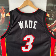 Cargar imagen en el visor de la galería, Camiseta Miami Heat Road 2004-08 Dwayne Wade #3 Champion Vintage - L/XL
