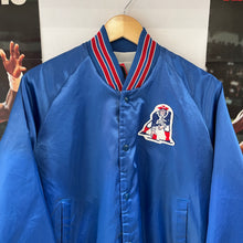 Load image into Gallery viewer, Chaqueta Bomber Satinada New England Patriots 80’s Chalk Line Vintage - S/M
