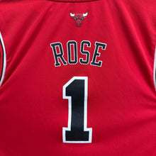 Carregar imagem no visualizador da galeria, Camiseta Chicago Bulls Road 2013/14 Derrick Rose #1 Adidas- M/L
