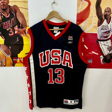 Load image into Gallery viewer, Camiseta USA Road 2004 Tim Duncan #16 Reebok Vintage - M/L/XL
