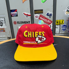 Cargar imagen en el visor de la galería, BNWT Gorra Kansas City Chiefs 90s Eastport Vintage
