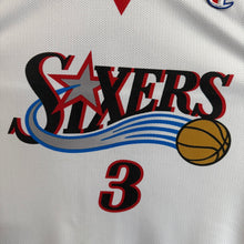 Cargar imagen en el visor de la galería, Camiseta Philadelphia 76ers 2000/03 Home Allen Iverson #3 Champion Vintage - M/L
