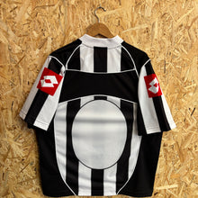 Carica l'immagine nel visualizzatore di Gallery, Camiseta Juventus 2002-03 Champions League Home Lotto Vintage - L/XL
