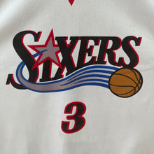 Lade das Bild in den Galerie-Viewer, Camiseta Philadelphia 76ers Home 2000-03 Allen Iverson #3 Champion Vintage - L/XL
