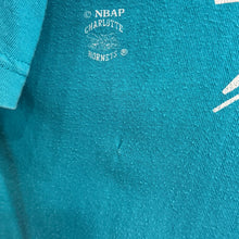 Carregar imagem no visualizador da galeria, Camiseta Charlotte Hornets Early/Mid 90s Nutmeg Mills Vintage - S/M
