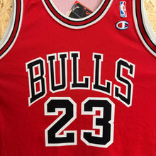 Cargar imagen en el visor de la galería, Camiseta Chicago Bulls Road 1992/93 Michael Jordan #23 Champion Vintage - S/M
