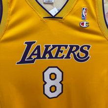 Cargar imagen en el visor de la galería, Camiseta Los Angeles Lakers 2000/08 Home Kobe Bryant #8 Champion Vintage - L/XL
