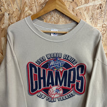 Cargar imagen en el visor de la galería, Sudadera New York Yankees 1998 Delta Vintage - L/XL
