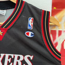 Load image into Gallery viewer, Camiseta Philadelphia 76ers Road 2000-03 Allen Iverson #3 Champion Vintage - L Youth

