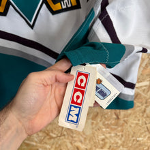 Cargar imagen en el visor de la galería, BNWT Camiseta Anaheim Mighty Ducks 2000/03 CCM Vintage - XL/XXL
