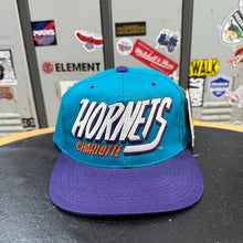 Cargar imagen en el visor de la galería, BNWT Gorra Charlotte Hornets 90s AJD Vintage
