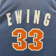 Lade das Bild in den Galerie-Viewer, Camiseta New York Knicks Road 1991-92 Patrick Ewing #33 Champion Vintage - L/XL
