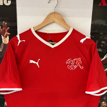 Carica l&#39;immagine nel visualizzatore di Gallery, Camiseta Suiza 2008 Home Puma - M/L
