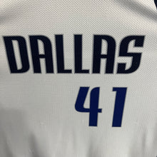 Cargar imagen en el visor de la galería, Camiseta Dallas Mavericks Home 2000-03 Dirk Nowitzki #41 Champion Vintage - L/XL
