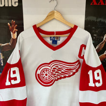 Cargar imagen en el visor de la galería, Camiseta Detroit Red Wings Road Steve Yzernan #19 Starter Vintage Late 90’s - L/XL
