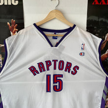 Cargar imagen en el visor de la galería, Camiseta Toronto Raptors 2000-01 Home Vince Carter #15 Champion Vintage - XXL
