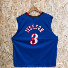 Cargar imagen en el visor de la galería, Camiseta Philadelphia 76ers Alternate 1998/99 Allen Iverson #3 Champion Vintage - L/XL

