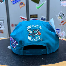 Lade das Bild in den Galerie-Viewer, Gorra Charlotte Hornets AJD 90s Vintage
