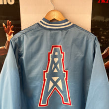 Load image into Gallery viewer, Chaqueta Bomber Satinada Houston Oilers Chalk Line Vintage Late 80’s / Early 90’s - S/M
