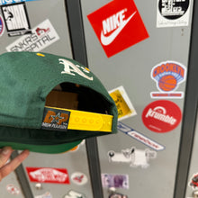 Carica l&#39;immagine nel visualizzatore di Gallery, Gorra Oakland Athletics 90s Drew Pearson Vintage
