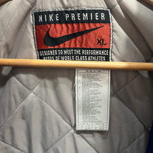 Cargar imagen en el visor de la galería, Chaquetón Nike Premier Mid 90’s Vintage - XL/XXL
