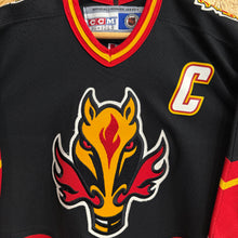 Load image into Gallery viewer, Camiseta Calgary Flames 2003/06 Third Jarome Iginla CCM Vintage - S/M YOUTH
