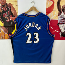 Load image into Gallery viewer, Camiseta Washington Wizards Road 2001-03 Michael Jordan #23 Champion Vintage - L/XL
