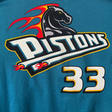 Cargar imagen en el visor de la galería, Camiseta Detroit Pistons Road 1998-00 Grant Hill #33 Champion Vintage - L/XL
