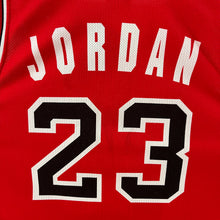 Cargar imagen en el visor de la galería, Camiseta Chicago Bulls Road 1998-99 Michael Jordan #23 Champion Vintage - L/XL
