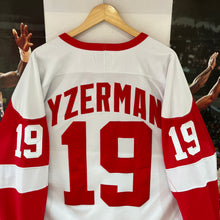 Cargar imagen en el visor de la galería, Camiseta Detroit Red Wings Road Steve Yzernan #19 Starter Vintage Late 90’s - L/XL
