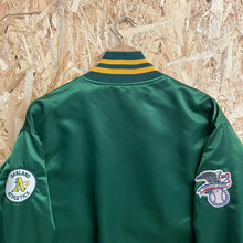 Cargar imagen en el visor de la galería, Chaqueta Bomber Satinada Oakland Athletics 80’s Pyramid Vintage - L/XL
