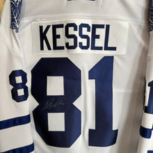 Carregar imagem no visualizador da galeria, Camiseta Toronto Maple Leafs 2010/11 Road Phil Kessel #81 (Firmada) Reebok Vintage - XL/XXL
