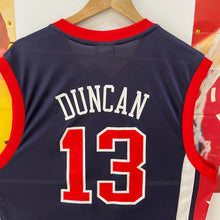 Load image into Gallery viewer, Camiseta USA Road 2004 Tim Duncan #16 Reebok Vintage - M/L/XL
