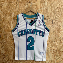 Cargar imagen en el visor de la galería, Camiseta Charlotte Hornets 1994/95 Home Larry Johnson #2 Champion Vintage - XS/S
