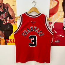 Cargar imagen en el visor de la galería, Camiseta Chicago Bulls Road 2004-05 Tyson Chandler #3 Champion Vintage - L Youth

