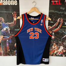 Lade das Bild in den Galerie-Viewer, Camiseta New York Knicks Road 1998-99 Marcus Camby #23 Champion Vintage - XL Youth
