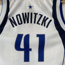 Cargar imagen en el visor de la galería, Camiseta Dallas Mavericks Home 2000-03 Dirk Nowitzki #41 Champion Vintage - XS/S
