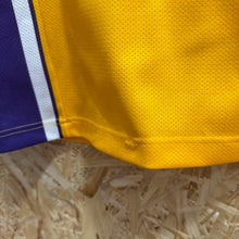 Cargar imagen en el visor de la galería, Camiseta Los Angeles Lakers 2000/08 Home Kobe Bryant #8 Champion Vintage - L/XL
