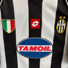 Carica l'immagine nel visualizzatore di Gallery, Camiseta Juventus 2002-03 Champions League Home Lotto Vintage - L/XL
