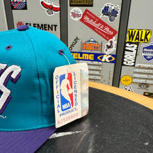 Cargar imagen en el visor de la galería, BNWT Gorra Charlotte Hornets 90s AJD Vintage
