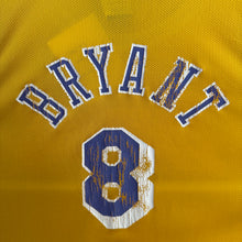 Cargar imagen en el visor de la galería, Camiseta Los Angeles Lakers 1996/97 Home Kobe Bryant #8 Champion Vintage - L/XL
