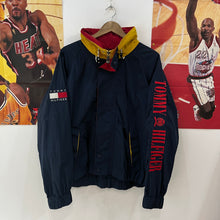 Cargar imagen en el visor de la galería, Chaqueta Ligera Tommy Hilfiger Spellout 90’s Vintage - M/L
