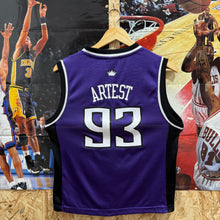 Cargar imagen en el visor de la galería, Camiseta Sacramento Kings Road 2006/08 Ron Artest #93 Adidas Vintage - M YOUTH
