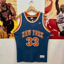 Lade das Bild in den Galerie-Viewer, Camiseta New York Knicks Road 1991-92 Patrick Ewing #33 Champion Vintage - L/XL
