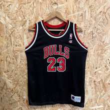 Carregar imagem no visualizador da galeria, Camiseta Chicago Bulls Alternate 1997/98 Michael Jordan #23 Champion Vintage - XL Youth

